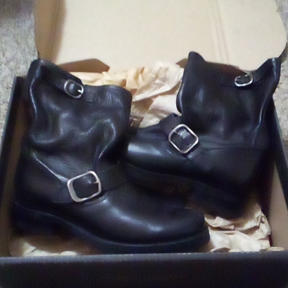 Frye black Veronica Bootie/ very good condition// comes with box / size 8 TRADE